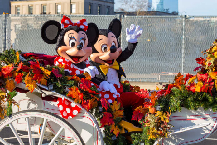 Philadelphia,,Pa,,Usa,-,November,26,,2015:,Mickey,And,Minnie