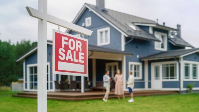 Young,Couple,Visiting,A,Potential,New,Home,Property,With,Professional For sale sign in front of a house with potential buyers discussing