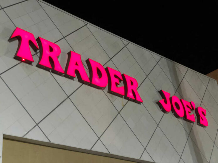 Los,Angeles,,Ca,,Usa,-,Dec,8,,2017:,Cerrito,Open Trader Joe's store sign at night