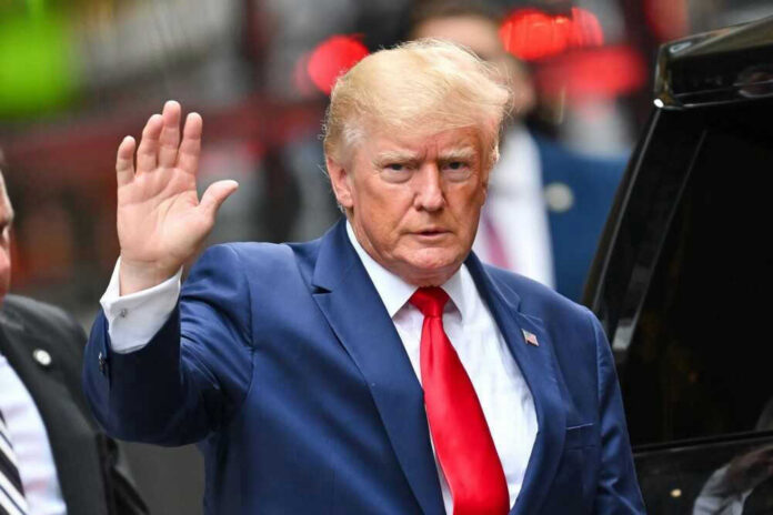 shutterstock_2490684287 Donald Trump waving.